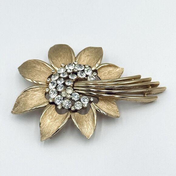 Vintage Crown Trifari Marked Brooch Gold Tone & Rhinestones Flower w Stems - Picture 2 of 10